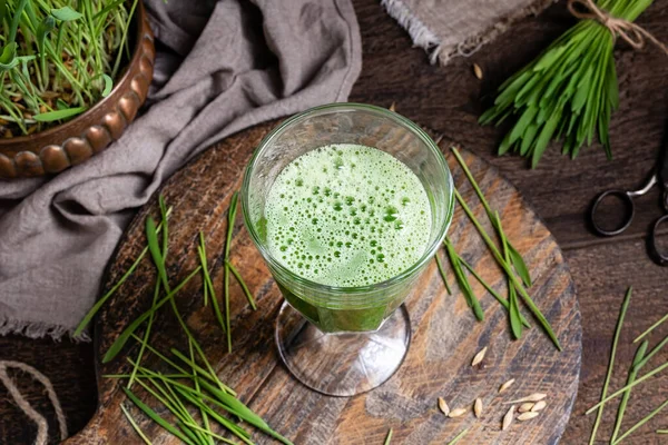 Ein Glas Gerstengrassaft mit frischen Gerstengrashalmen — Stockfoto