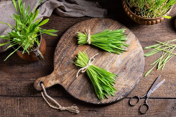 Färskt korn gräs på ett träbord, ovanifrån — Stockfoto