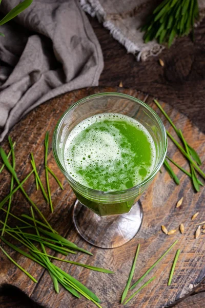 Ein Glas Gerstengrassaft mit frischen Klingen — Stockfoto
