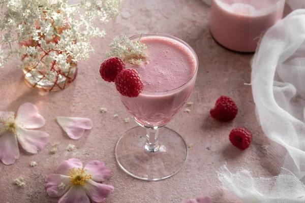 Een Glas Geitenkefir Met Gemengde Frambozen Een Roze Achtergrond — Stockfoto