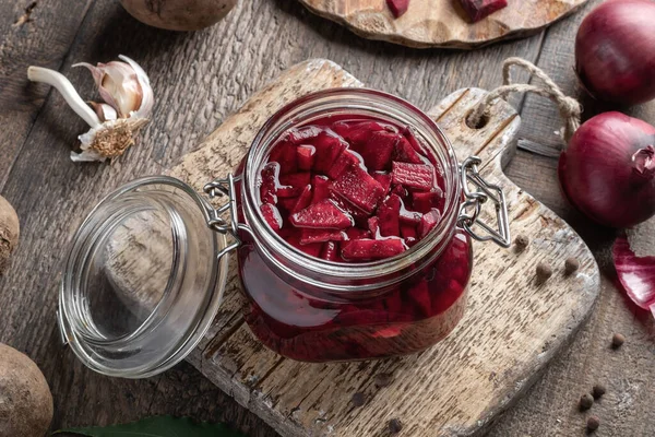 Rode Bieten Plakjes Een Glazen Pot Bereiding Van Gefermenteerd Kvass — Stockfoto