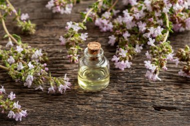 Taze kekik çiçekli gerekli yağ şişesi. 