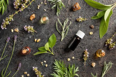 Tütsülenmiş yağ şişeleri Melissa, çiçek açan kekik, lavanta ve diğer otlar.