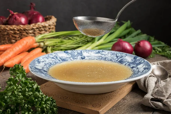 Caldo Osso Frango Uma Placa Vintage Com Legumes Fundo — Fotografia de Stock