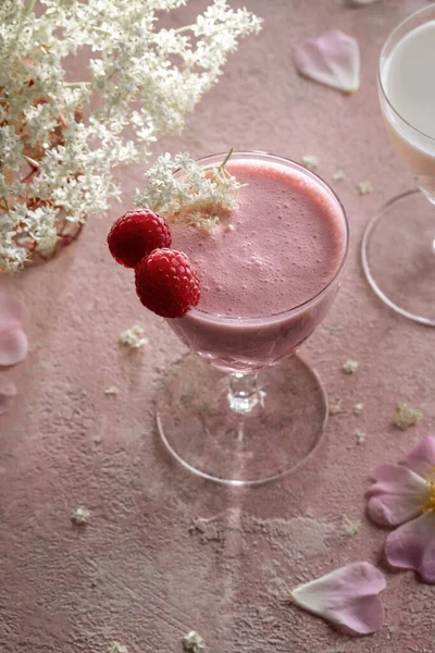 Een Glas Kefir Met Frambozen Vlierbloemen Tafel — Stockfoto