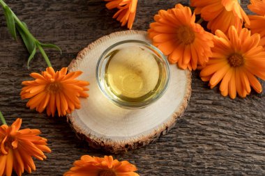 Taze takvim çiçekli küçük bir kase gerekli yağ.