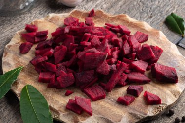 Bir masada kesilmiş kırmızı pancar - mayalanmış kvass hazırlamak için malzeme