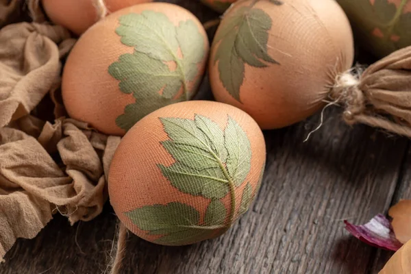 Paskalya Yumurtalarının Soğan Kabuklarıyla Birlikte Taze Yapraklarla Ölmeye Hazırlanması — Stok fotoğraf