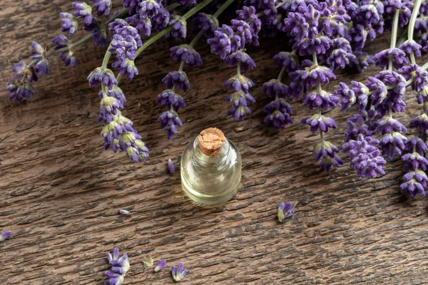 Een Fles Etherische Olie Met Verse Lavendelbloemen Tafel — Stockfoto