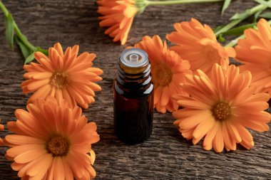 Taze takvim çiçekli bir yağ şişesi.