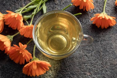 Bir fincan çiçekli bitki çayı, en iyisi.