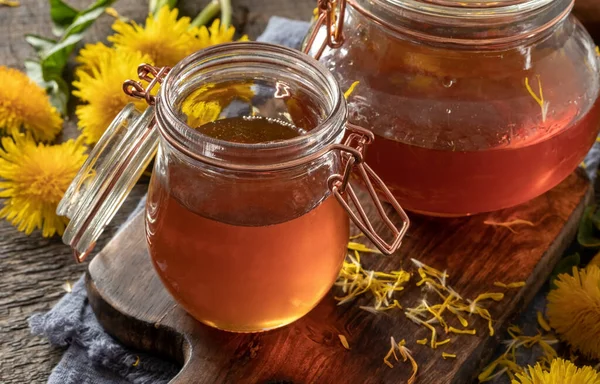 一罐蒲公英蜂蜜 一种用新鲜的塔拉克森花制成的糖蜜 — 图库照片