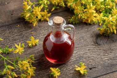 St. John 's otundan yapılmış kırmızı bir yağ şişesi.