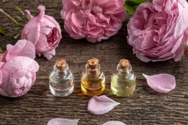 Üç şişe esaslı yağ ve lahana gülleri