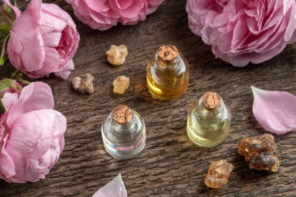 Tre Bottiglie Olio Essenziale Con Resina Incenso Fiori Rose Mai — Foto Stock