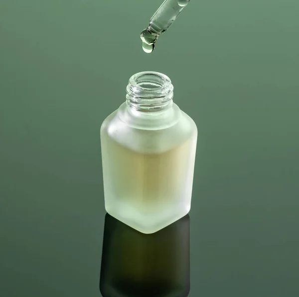 Een Fles Etherische Olie Met Een Druppel Erin — Stockfoto