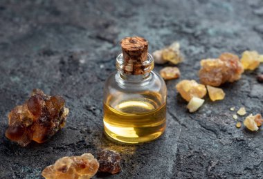 Koyu mavi arka planda bir şişe tütsü.