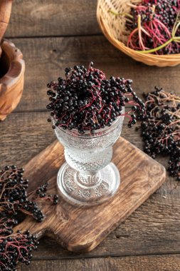 Cam bir fincanda siyah böğürtlen