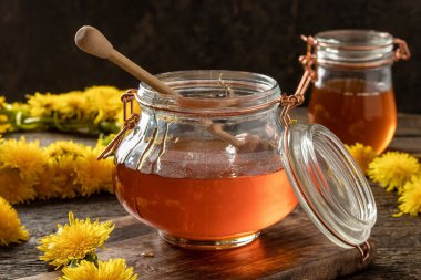 Karahindiba balı. Taze Taraxacum çiçeklerinden yapılan bir şurup.
