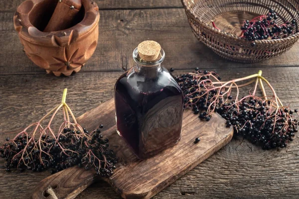 Una Botella Jarabe Saúco Una Mesa — Foto de Stock