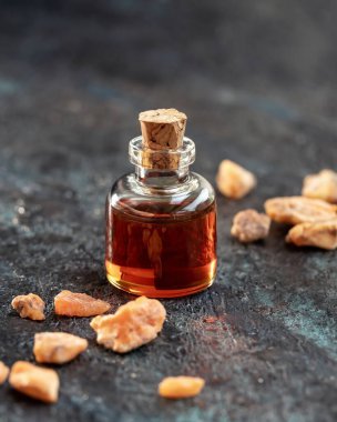 Benzoin reçineli bir şişe Styrax yağı.