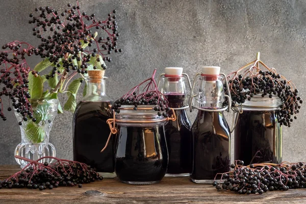 新鮮な果実と黒長老シロップのボトル — ストック写真