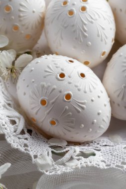 Balmumuyla süslenmiş, delinmiş deliklerle bembeyaz Paskalya yumurtalarını kapatın.