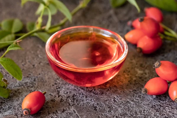 Пляшка Олії Насіння Рожевого Стегна Свіжими Ягодами — стокове фото