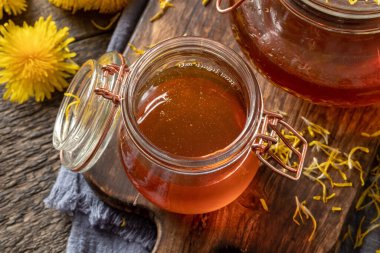 Bir kavanoz karahindiba balı. Şeker ve taze Taraxacum çiçeklerinden yapılmış bir şurup.