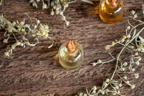 Taze pelin otu ya da Artemisia Absinthium bitkisi içeren bir şişe gerekli yağ.