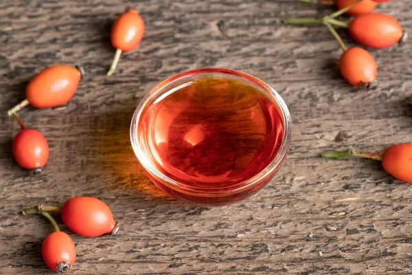 Eine Schüssel Hagebuttenkernöl Mit Frischer Pflanze — Stockfoto