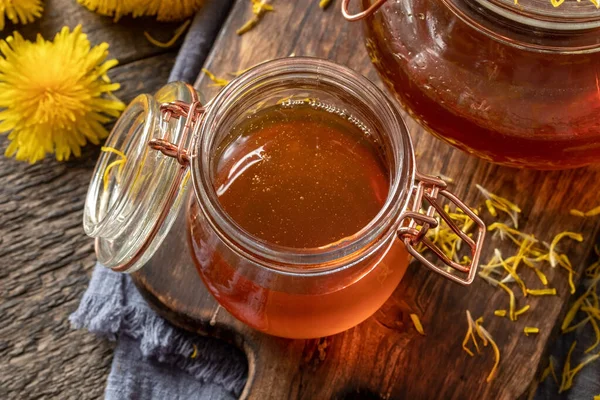Bir kavanoz karahindiba balı. Şeker ve taze Taraxacum çiçeklerinden yapılmış bir şurup.