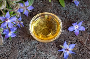 Taze çiçek açan bir depolama tesisi ve bir kasede yağ.