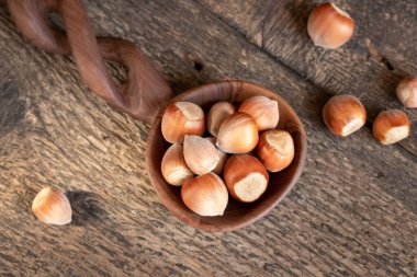 Tahta kaşıkta fındıklar, üst manzara.