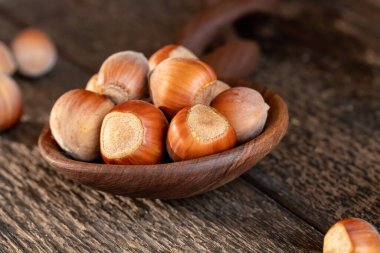 Tahta kaşıkta fındık yakın çekim