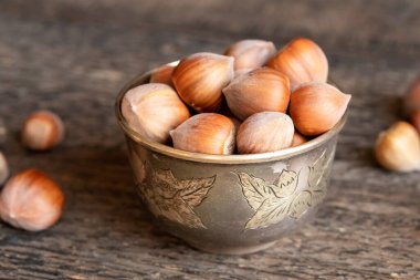 Masada bir kase fındık.