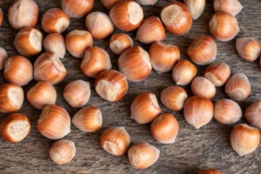 Ahşap bir arka planda fındık yakın