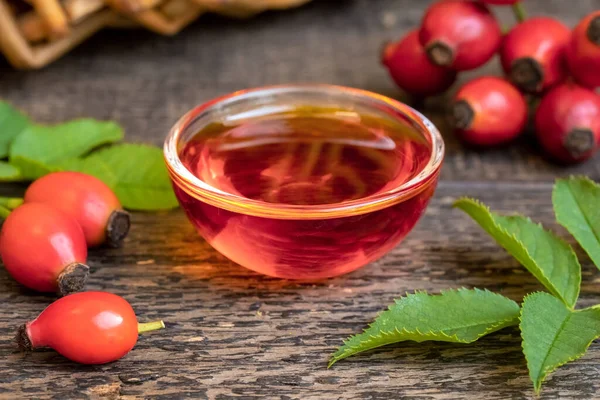 Aceite Semilla Rosa Mosqueta Bol Con Bayas Frescas Fondo — Foto de Stock