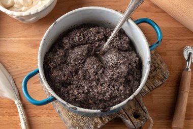 Bücür, tipik maya hamurundan yapılmış Çek çörekleri için haşhaş tohumu.