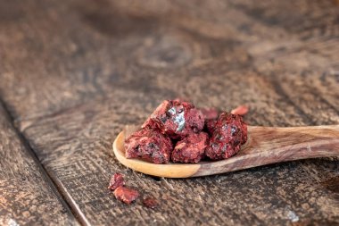 Croton lechleri ya da Sangre de drago reçinesi bir kaşıkta fotokopi alanı ile