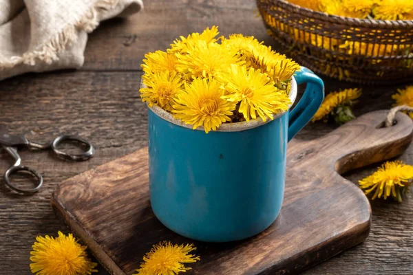 Friske Mælkebøtte Blomster Blå Gryde Bord - Stock-foto