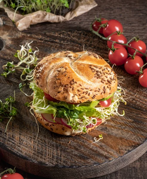 Vegetarische Burger Met Broccoli Radijs Fenegriek Microgreens Een Rustieke Achtergrond — Stockfoto