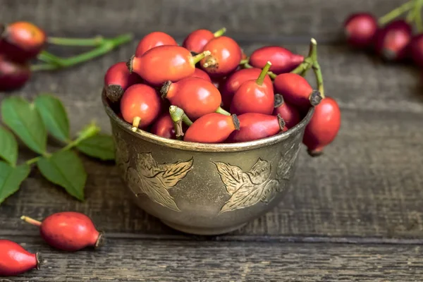 Cuenco Con Rosa Mosqueta Fresca Sobre Una Mesa — Foto de Stock