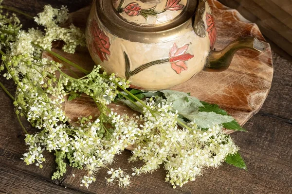 Friss Mézédes Virágok Természetes Alternatívája Aszpirin Egy Teáskanna — Stock Fotó