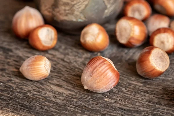 Großaufnahme Von Haselnüssen Auf Einem Holztisch — Stockfoto