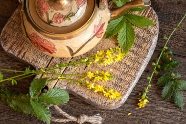 Masada taze tarımsal çiçekler, üst manzara.