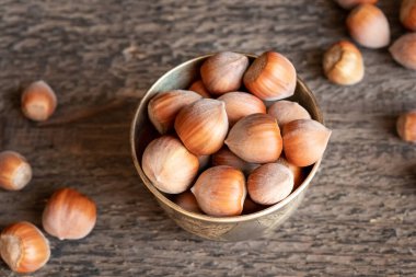 Ahşap bir arka planda fındıklar