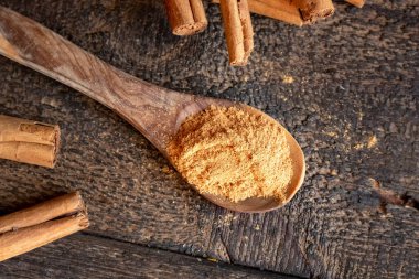 Seylan tarçın tozu ve sopalar bir masanın üstünde, üst manzara