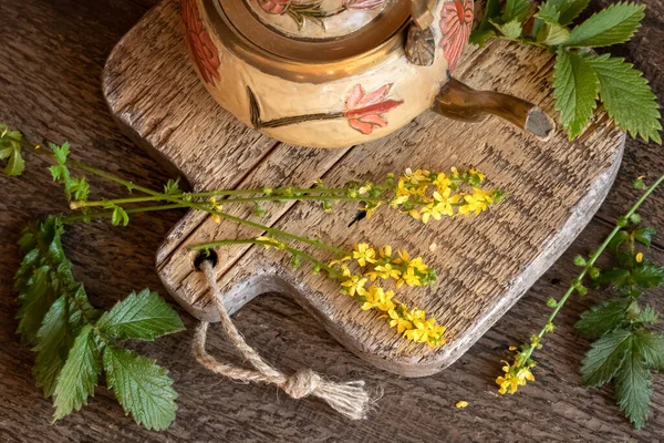 Masasında çaydanlık olan tarımsal çiçekler.