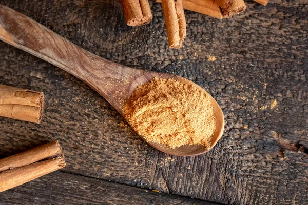 Seylan tarçın tozu ve sopalar bir masanın üstünde, üst manzara